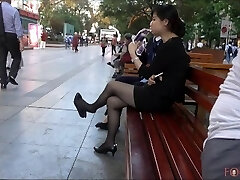 китайская офисная леди отдыхает и болтается на каблуках