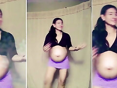 नृत्य और चिढ़ा गर्भवती बेब
