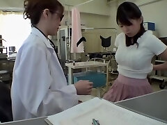 Фаллоимитатор ебать для горячего Япончика во время ее медицинского обследования