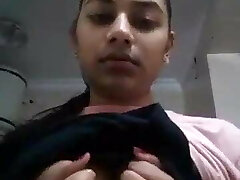 amica ragazza mostra i suoi beni in webcam