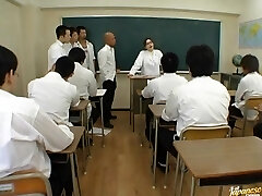 纪Tsukamotos在中间的一个钢棒的老师