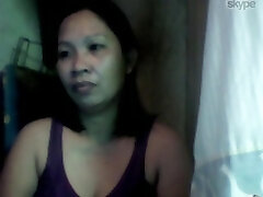 bastante filipina mamá me muestra sus tetas en la webcam en skype