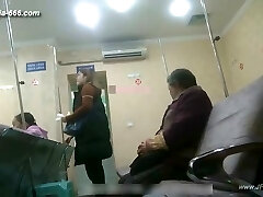 espiando a una mujer china para ir al hospital por una inyección.uno