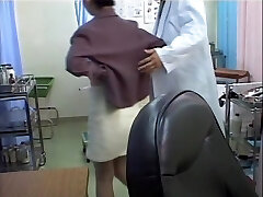Kinky doc dildo dringt asiatischen in der Arztpraxis