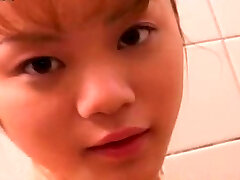 Cute petite Japanese girlie nimmt Dusche blinkt Ihre schönen Arsch und Titten