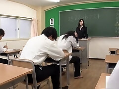 Nozomi Hazuki是一个吸烟热的老师每个男人都喜欢很多