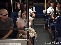 два парня трахают большие сиськи грудастой японской девушки в общественном автобусе