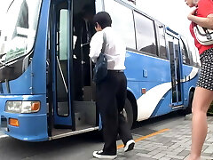A Married Damsel's Cupcakes Stick to a Student's Body on a Crowded Bus! The Wife's Sexual Desire Is Ignited by the Cock