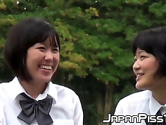 सुंदर Japanse स्कूल की छात्रा के साथ pisses हवा में
