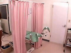 en una oficina ginecológica con una hermosa y cachonda joven japonesa