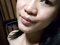 नग्न एशियाई हस्तमैथुन सोलो घर पर