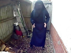 Niqab Fuckslut! Fette Moslemnutte strippt im Hinterhof!