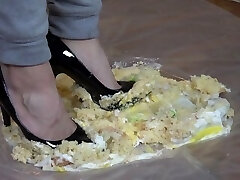 SEXY MILF CRUSHING CAKE IN HIGH High-heeled Slippers