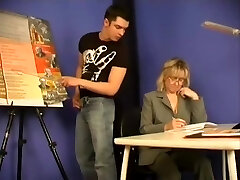 sexe mature russe avec son adolescent mec en classe