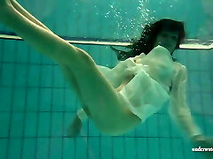 Underwater hot babe Petra swims bare