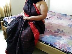 Tamil Real Granny ko bistar par tapa tap choda aur unki pod fat diya - Indian Sizzling old lady wearing saree sans blouse