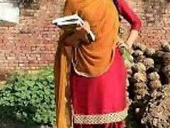 Village gal xxx fucking video in clear Hindi audio deshi ladki ki tange utha kar choot faad did Hindi hump video