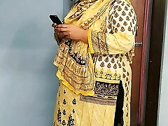 35 Year Senior (Ayesha Bhabhi) bakaya paisa lene aye the, paise ke badle padose se kiya Choda Chudi, Hindi Audio - Pakistan