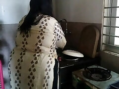 el dueño se folló a la criada mientras lavaba los platos en la cocina