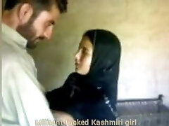 Kashimri मुस्लिम लड़की द्वारा मुस्लिम आतंकवादी लोगों को