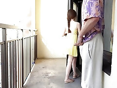 我抓住了一个可爱的年轻女孩热珍珠附近的电梯