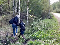 ragazzo nero scopa una studentessa nel bosco