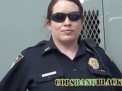 une policière mature aux gros seins attrape un noir rouge