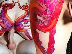 geile stiefschwester mit riesigem tintenfisch-tattoo auf dem arsch hilft ihrem wichsenden stiefbruder, hart in ihre muschi zu spritzen