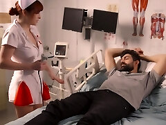 gorąca pielęgniarka wykracza daleko poza leczenie