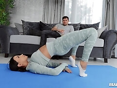 esposa flexible alyssia kent follada en el suelo después de una sesión de yoga
