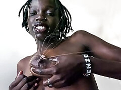 casting africain - gros seins noirs en lactation trayant une grosse bite blanche