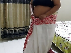 desi 55-letni (maa) był ubrany sari w pokoju, kiedy jej (beta) przyszedł i chudai jabardasti-hindi seks