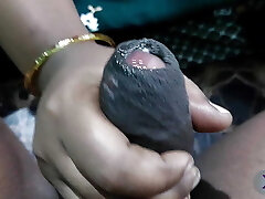 tamilische tante macht seinem ehemann einen handjob und berührt und spielt heiße nippel und schwanz
