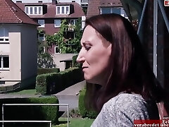 reife hausfrau mit kleinen brusten zum sex gebracht von jungem stecher