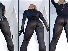 arsch im schwarzen catsuit