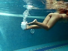 Svelte hotty with fabulous sleek bum Olla Oglaebina and her underwater show