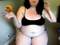 विशाल मोटापे से ग्रस्त लड़की के साथ फूला हुआ पेट 
