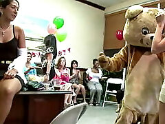 tańczący niedźwiedź-alaina brooke& # 039_s nad nimi fiesta z dużym kutasem męskich striptizerek!