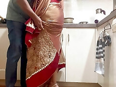 indiano coppia romance in il cucina-saree sesso-saree sollevato su e culo sculacciato