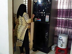 (Indian Scorching Maa ke sath Beta Jabardasti chudai) When stepmom opened the fridge, stepson romped & put her in the fridge