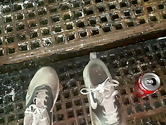 Cracky gets her nasty cootchie out for a lift home 