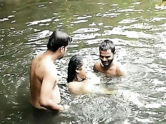 bain bhabi aux gros seins sales dans un étang avec la belle deborji (en plein air)