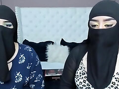 جات تبات معايا حيت ضار مسافرين سدقت عينها فيا بدات كتبوس أو تحوي فيا أو أنا عجبني الحال