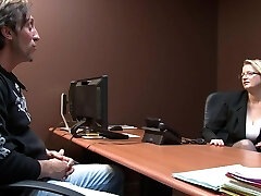 کارولا پوشیدن لباس زیر زنانه ناله در حالی که توسط کارولا پوشیدن لباس زیر زنانه ناله در حالی که توسط