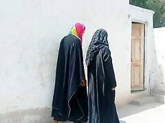 2 студентки колледжа в мусульманском хиджабе жестко трахаются с большим членом жесткий секс в киску и анал красивая киска, задница и большие сиськи жестко выебаны x