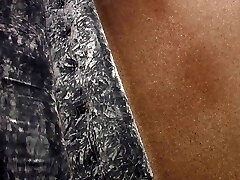 красотка сосет два толстых члена, а затем трахается до оргазма