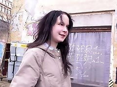 طلایه دار-کوچک دختر خجالتی وانت و خشن در خیابان