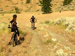 sie blitzt ihre beschnittene asiatische muschi auf, damit er sie essen und darauf abspritzen kann