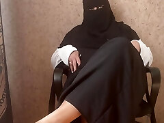 Syrian milf in hijab gives jerk off commands, cum with her