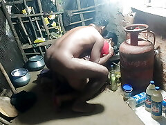 belle-soeur nue et baisée dans la cuisine du village